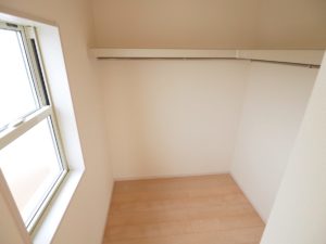 主寝室ウォークインクローゼット