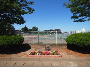 公園横のテニスコート